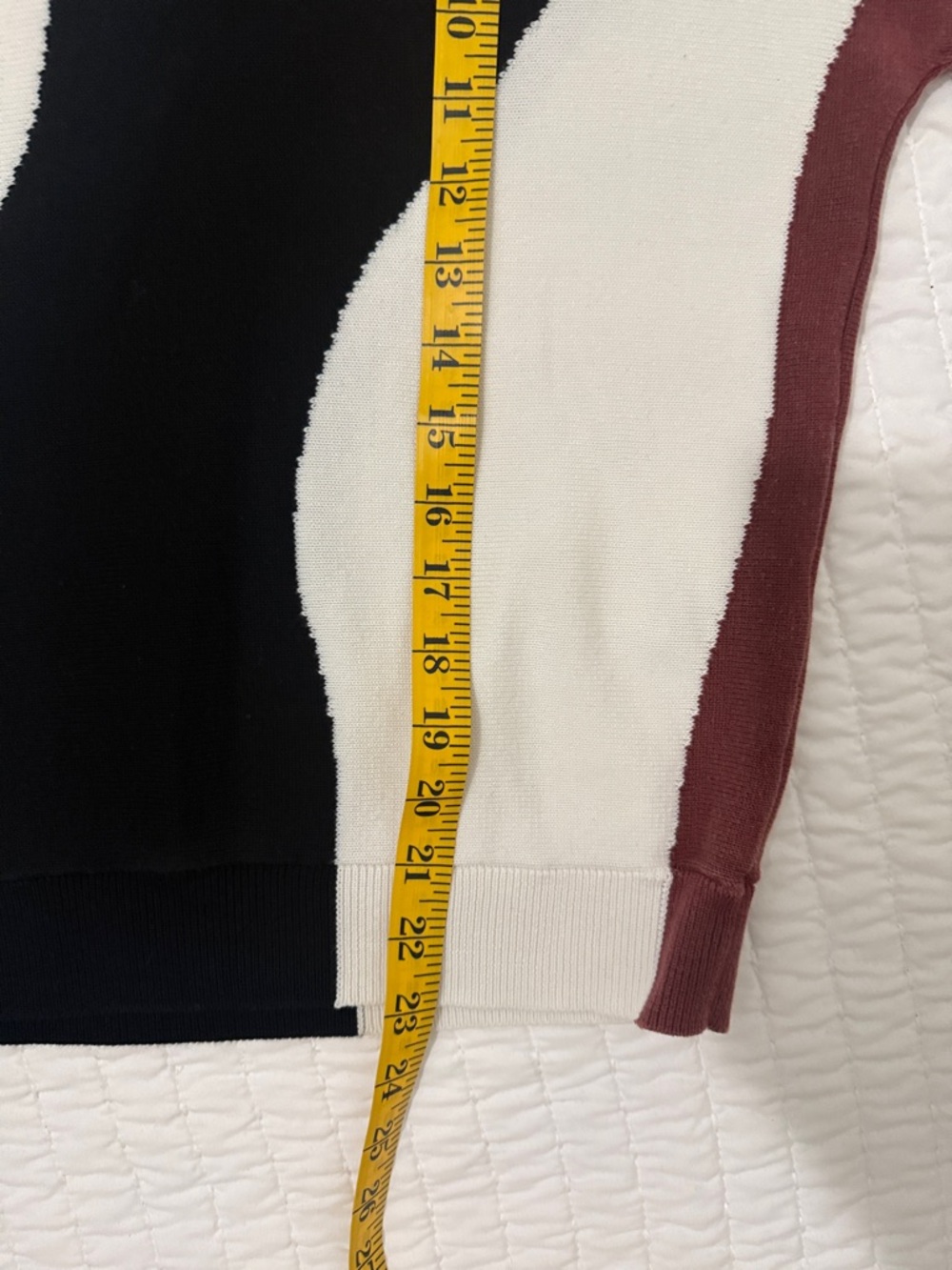 Chicos Short Sleeve, V Neck Sweater in size 1 (8) - Picture 6 of 7